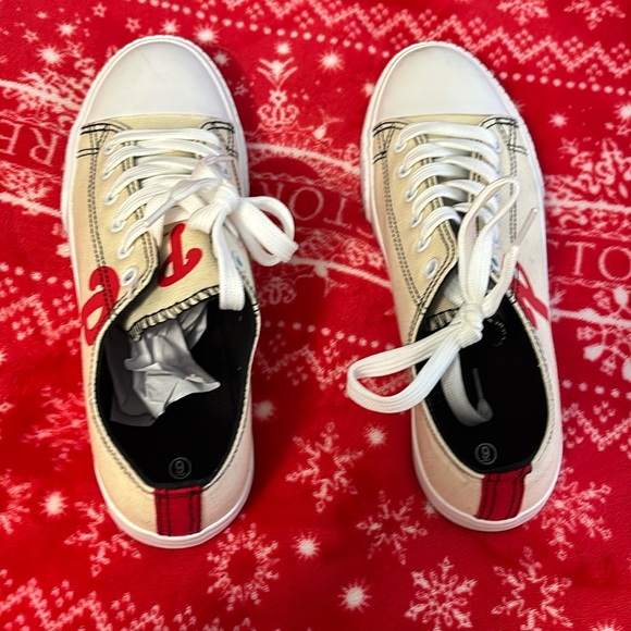 Selling size 9 in women’s Philadelphia Phillies sneakers! Color is cream - Picture 4 of 4